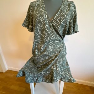 Rochie Vero Moda verde salvie cu buline albe – mărimea M