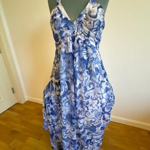 Rochie de vară alb-albastră cu imprimeu floral și croială amplă 40