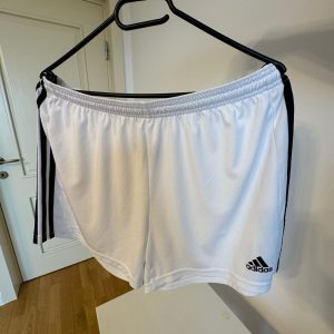 Pantaloni scurti sport Adidas marimea XL alb