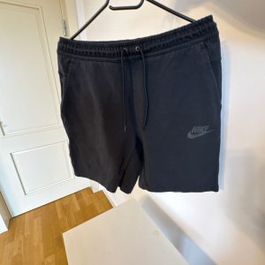 Pantaloni scurti Nike S negru cu logo negru