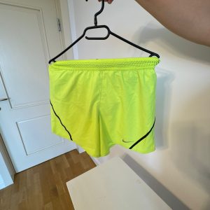 Pantaloni scurti Nike cam S galben