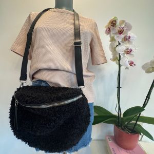 Geantă neagra pufoasa